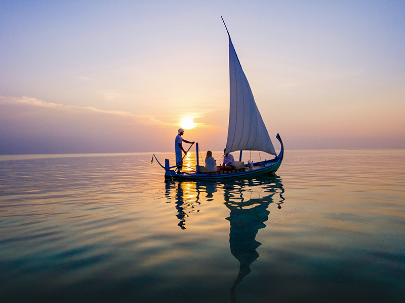https://www.summerislandmaldives.com/de/wp-content/uploads/sites/4/2022/08/sundown-sail-boat-new-mob-feat.jpg